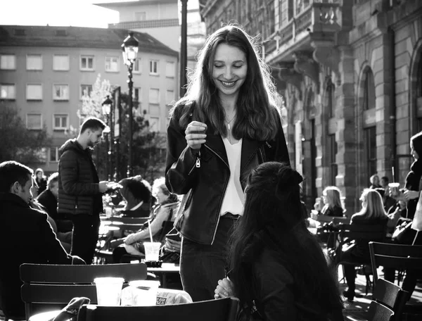 Jovem francesa sendo feliz na praça central da cidade — Fotografia de Stock