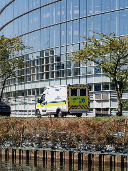 Ασθενοφόρο έκτακτης ανάγκης van δίπλα στο Ευρωπαϊκό Κοινοβούλιο κτίριο dur — Φωτογραφία Αρχείου