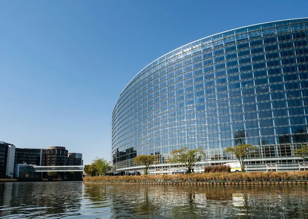 欧洲议会大厦门面用伊曼纽尔的汽车护航 — 图库照片