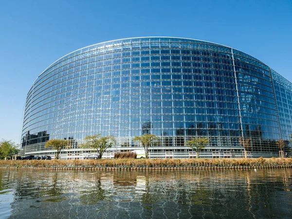 Europaparlamentets byggnad fasad med bil konvoj av Emmanuel — Stockfoto