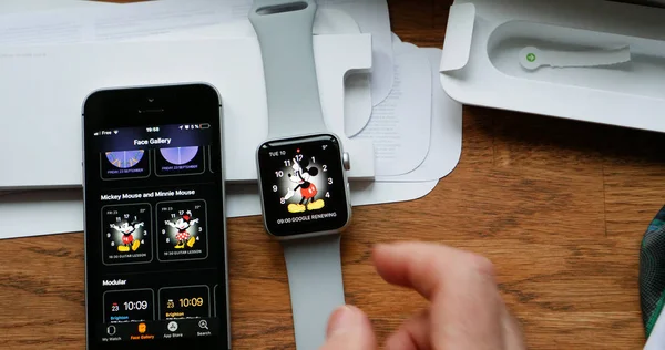 POV unboxing y primera carrera de Apple Watch Series 3 — Foto de Stock