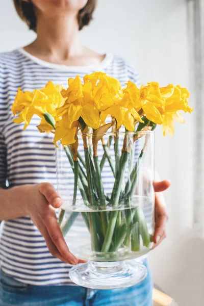Donna in possesso di vaso con narciso — Foto Stock