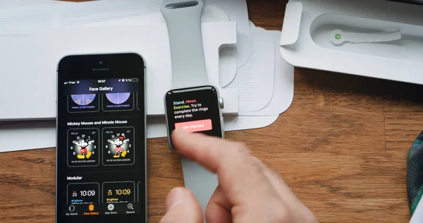 POV unboxing ve ilk çalışma Apple Watch serisi 3 — Stok fotoğraf