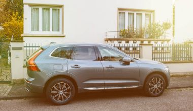 Lüks Volvo Xc60 Suv Fransız sokağında