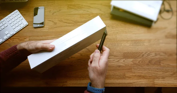 POV unboxing and first run of Apple Watch Series 3 — Stock Photo, Image