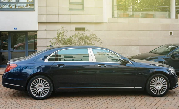 Luxe blauwe Mercedes-Maybach s600 limousine — Stockfoto