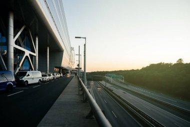 Bundesstrasse yukarıda da görüleceği ile Squaire bina, Bölüm 43