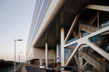 Bundesstrasse yukarıda da görüleceği ile Squaire bina, Bölüm 43