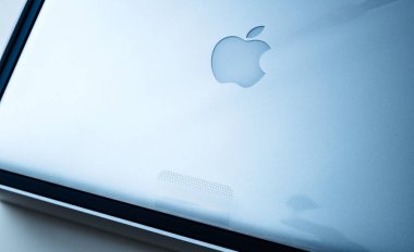 Apple Macbook Pro dizüstü bilgisayar unboxing plastik film 