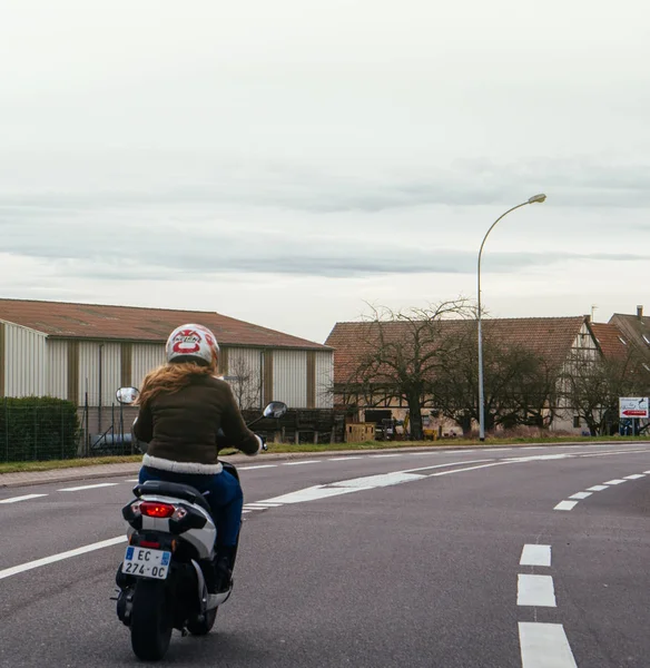 Vrouw op scooter rijden snel in Frankrijk — Stockfoto