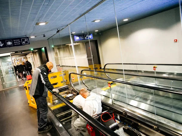 Escena del aeropuerto con trabajadores de la pasarela móvil ThyssenKrupp —  Fotos de Stock