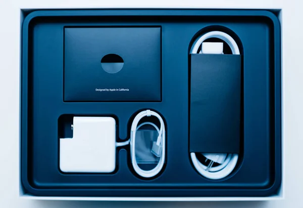 Apple MacBook Pro ordenador portátil unboxing —  Fotos de Stock