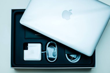 Apple Macbook Pro dizüstü bilgisayar unboxing