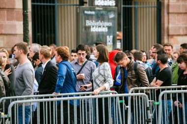 Apple Store bekleyen line yeni telefon bilgisayar 