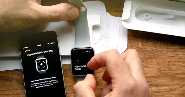 POV unboxing ve ilk çalışma Apple Watch serisi 3 — Stok fotoğraf