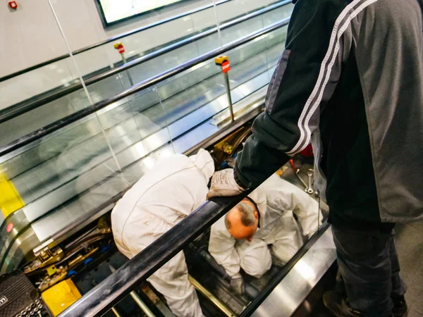 Cena do aeroporto com trabalhadores da ThyssenKrupp movendo passarela — Fotografia de Stock