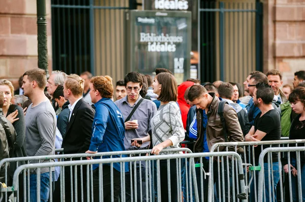 Apple Store czeka linii nowy telefon komputer — Zdjęcie stockowe