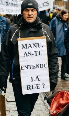 Macron Fransız hükümet dize reformların protesto