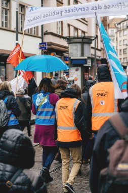 Macron Fransız hükümet dize reformların protesto
