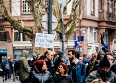 Macron Fransız hükümet dize reformların protesto