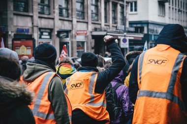 Macron Fransız hükümet dize reformların protesto