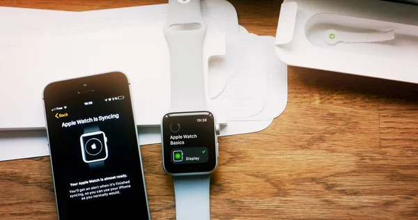 POV unboxing ve ilk çalışma Apple Watch serisi 3 — Stok fotoğraf