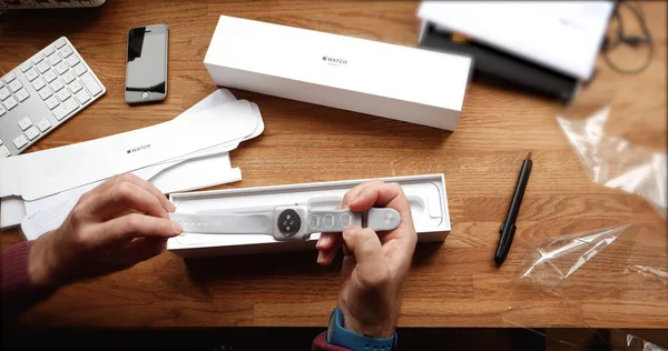 POV unboxing en eerste run van Apple Watch serie 3 — Stockfoto