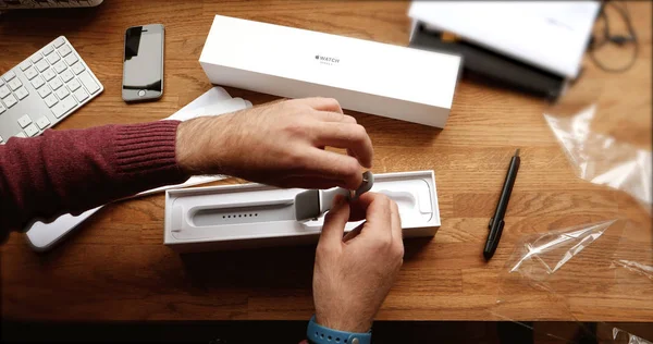 Apple Watch 시리즈 3의 Pov unboxing 하 고 첫 번째 실행 — 스톡 사진
