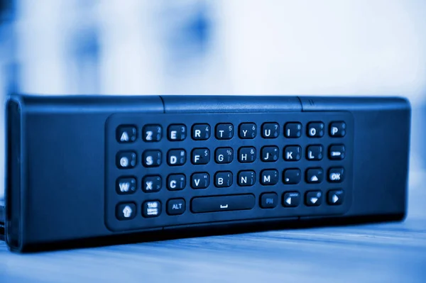 Moderne afstandsbediening met volledig toetsenbord qwerty — Stockfoto