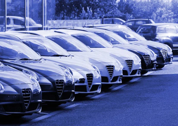 Автомобили в ряд в салоне готовы к продаже — стоковое фото