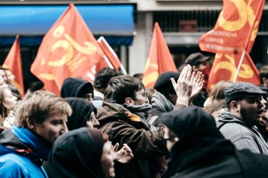 Macron Fransız hükümet dize reformların protesto