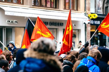 Komünist gibi Macron Fransız hükümet dizesini yeniden protesto bayrakları