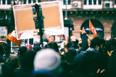 Macron Fransız hükümet dize reformların protesto