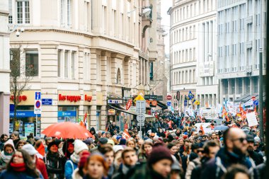 Macron Fransız hükümet dize reformların protesto