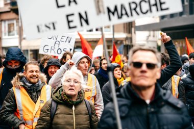 Macron Fransız hükümet dize reformların protesto