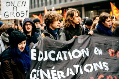 Macron Fransız hükümet dize reformların protesto