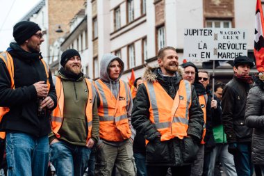 Macron Fransız hükümet dize reformların protesto