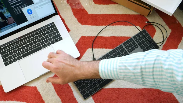 Nouveau clavier magique avec clavier numérique espace gris déboxe — Photo