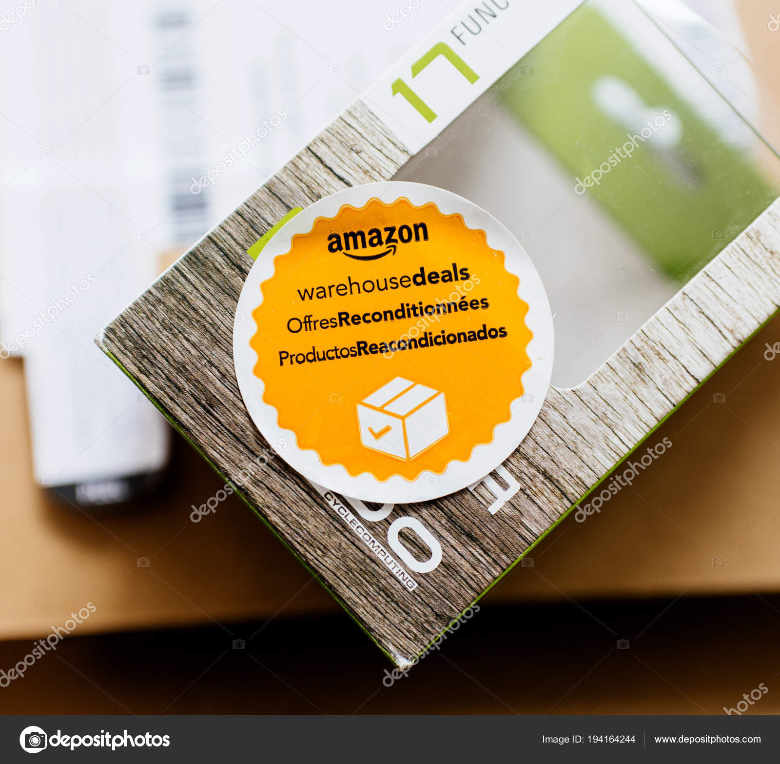 Warehouse Ofertas de frituras reacondicionadas productos reacondi —  Foto editorial de stock © ifeelstock #194164244