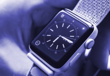 Yeni Apple Watch serisi 3 erkek elde