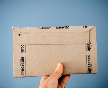 Amazon karton kutu mavi arka planı holding 