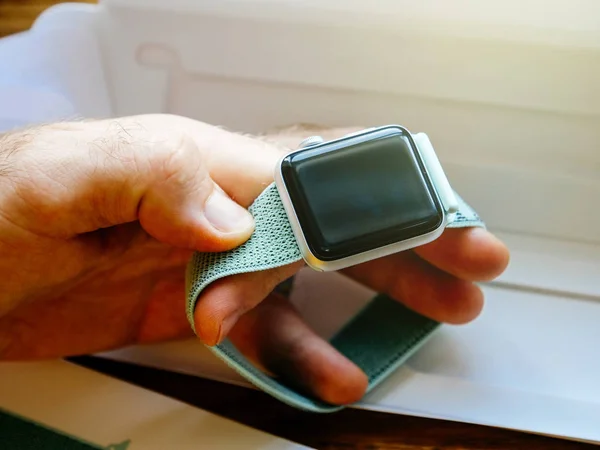 Apple Watch avec écran noir et bracelet sport — Photo
