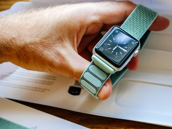 Yeni Apple Watch serisi 3 smartwatch seyretmek yüz — Stok fotoğraf