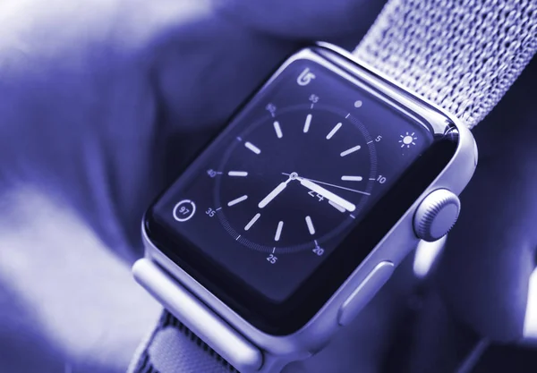 男性の手に新しい Apple Watch シリーズ 3 — ストック写真