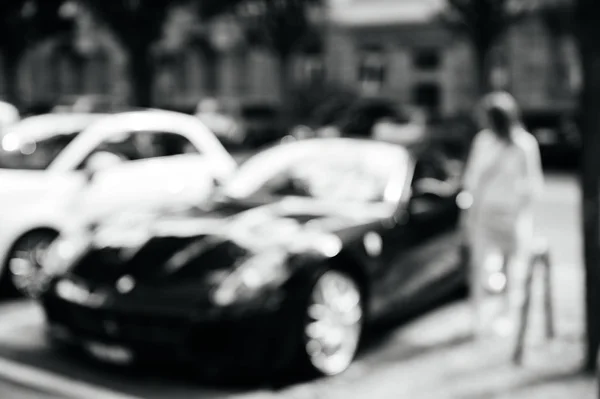 Stadslivet scen med anonym kvinna parkering hennes lyxbil — Stockfoto