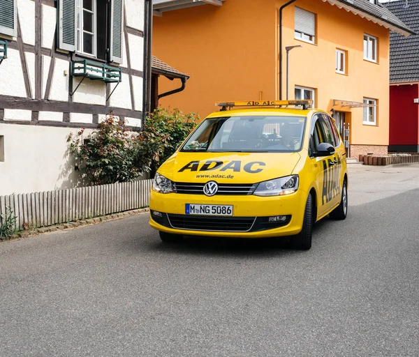 Beveiliging veiligheid auto vanaf de Adac rijden op kalme Duitse stad — Stockfoto