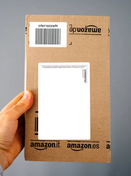 Homem segurando Amazon PArcel caixa — Fotografia de Stock