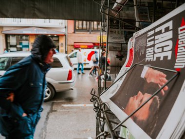 Fransa Macron reformlar Macron portre sırasında karşı protestolar