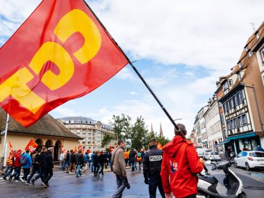 Fransa'da protesto Macron reformlar adam Çavuş bayrak ile 