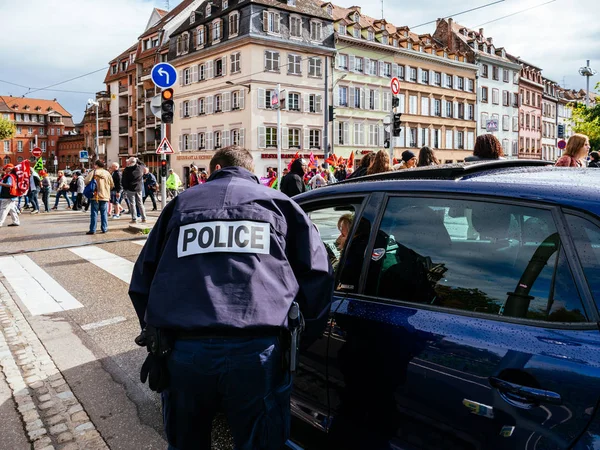 Διαμαρτυρίες στη Γαλλία κατά Macron μεταρρυθμίσεις αστυνομική επιθεώρηση αυτοκίνητα — Φωτογραφία Αρχείου